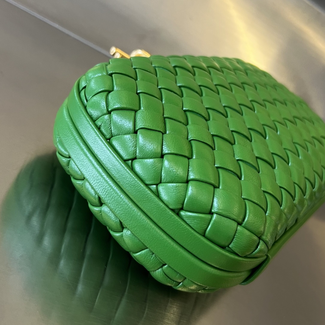 Knot Padded Intreccio Leather Clutch Green